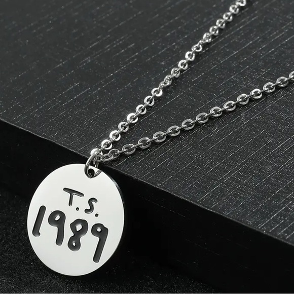 💛 Taylor Swift Fan Inspired 1989 Necklace - Silver - NWT - Picture 3 of 10